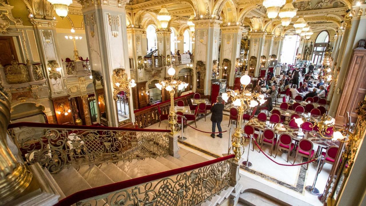 Andrassy Boulevard Boedapest Buitenkant foto